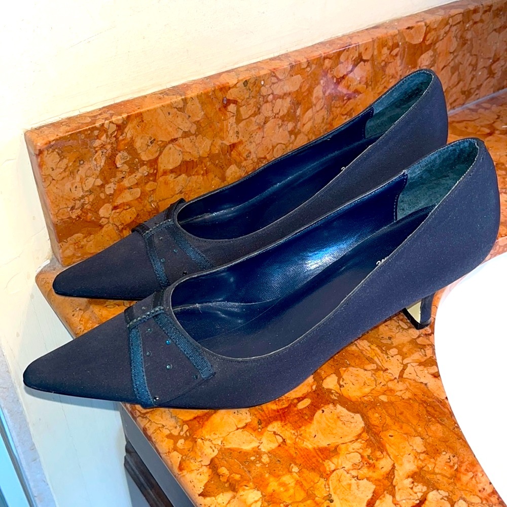 J. Loren Gently Worn 2 1/2 inch Fabric Upper Leather Sole Size 10M